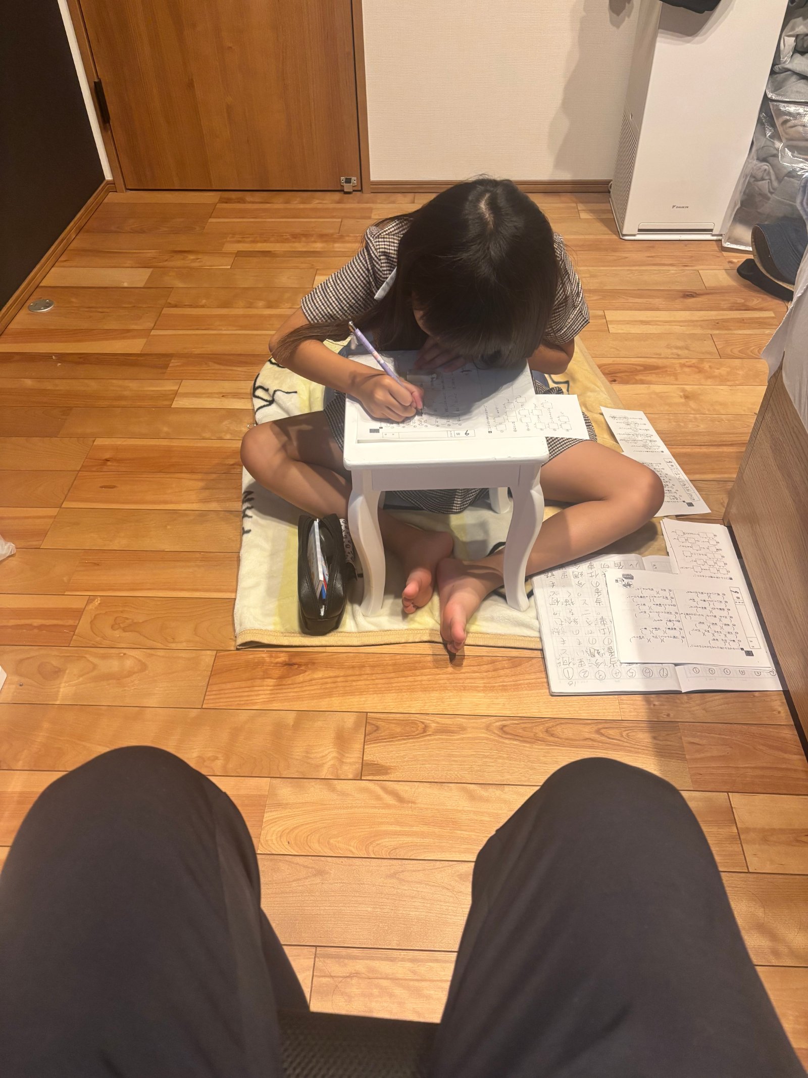 椅子をテーブル代わりにして勉強しています